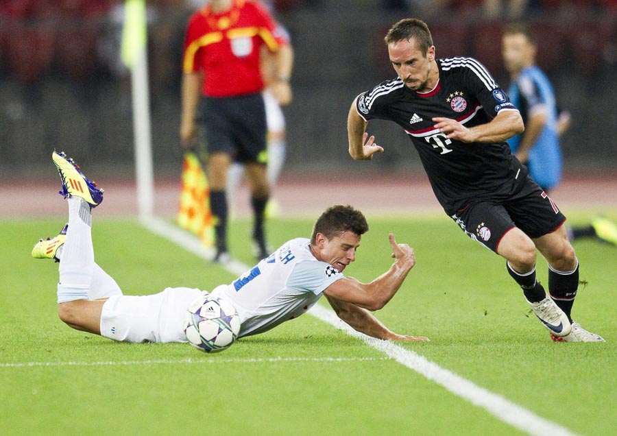 FC Zurich's (FCZ) Philippe Koch challenges Franck Ribery of FC Bayern Munich (R) during their Champions League play-off second leg soccer match in Zurich August 23, 2011. (Xinhua/Reuters Photo)