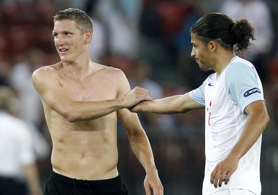 FC Zurich's (FCZ) Ricardo Rodriguez (R) shakes hands with Bastian Schweinsteiger of FC Bayern Munich after their Champions League play-off second leg soccer match in Zurich August 23, 2011. (Xinhua/Reuters Photo)