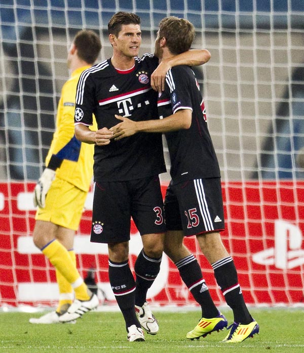 FC Bayern Munich's Mario Gomez celebrates with his team mate Thomas Mueller (R) after he scored during their Champions League play-off second leg soccer match against FC Zurich's (FCZ) in Zurich August 23, 2011. (Xinhua/Reuters Photo)