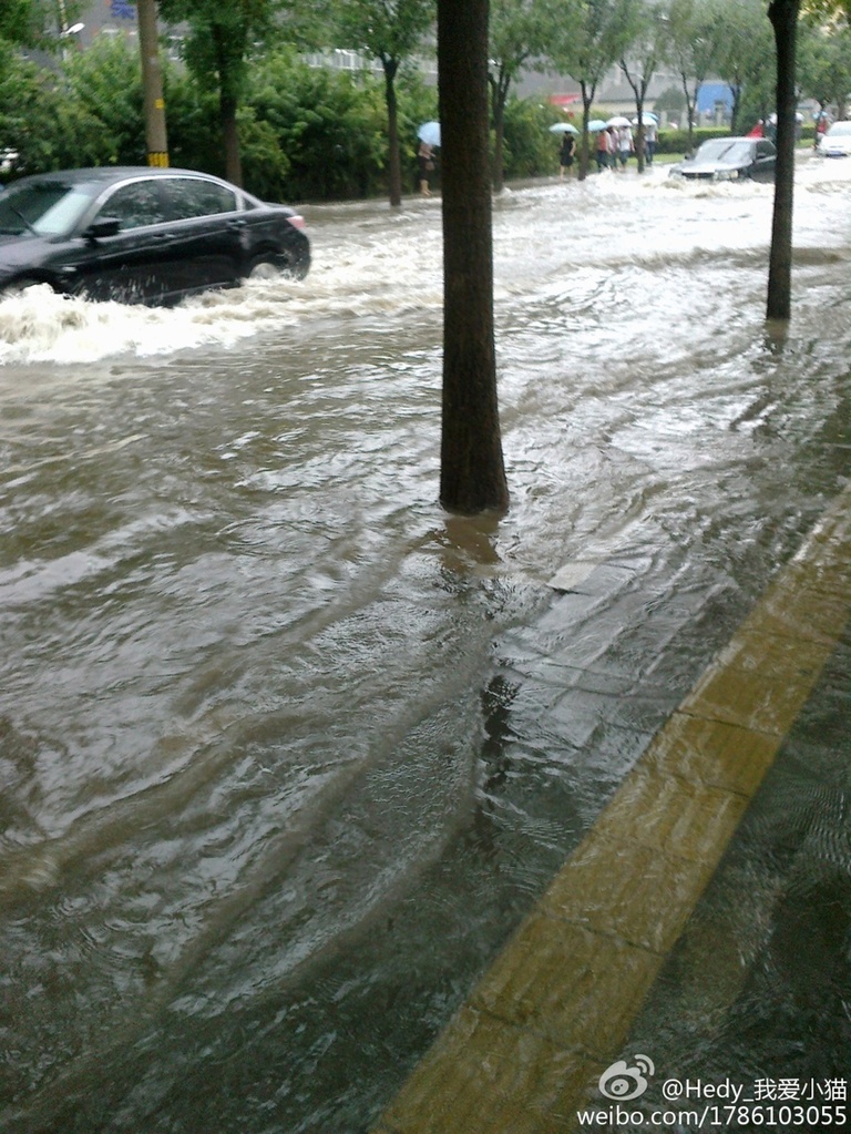 Heavy downpours with thunderstorms hit the Chinese capital during the morning rush hour on Friday. Morning traffic was slowed in some areas. [weather.com.cn]