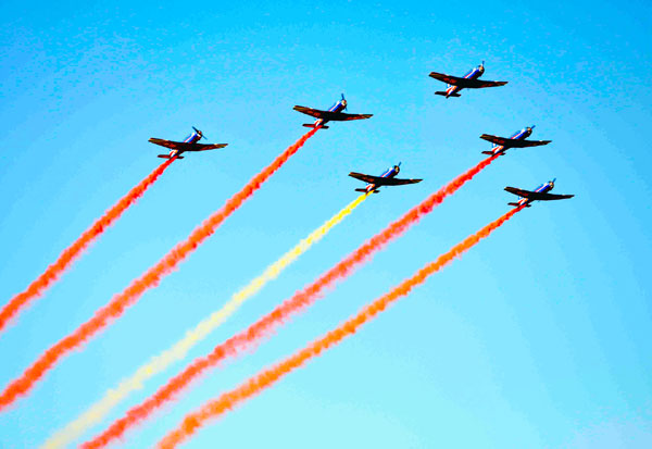 Aerobatic team 'Tianzhiyi', (Sky Wings), practices aerobatic flight in Beijing, Aug 25, 2011. [Photo/Xinhua]