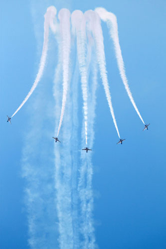 Aerobatic team 'Hongying', meaning Red Eagle, practices aerobatic flight in Beijing, Aug 25, 2011. The team, along with 'Tianzhiyi' (Sky Wings), is a new aerobatic team of China's Air Force and will perform in an air show in Northeast China's Jilin province in September.