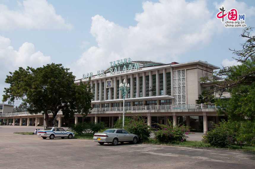 Dar es Salaam central railway station. The magnolia-shaped lamp also features Chinese elements in the design. [Maverick Chen / China.org.cn]