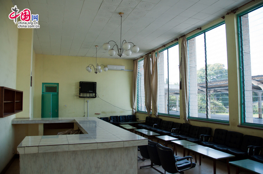 The interior view of the first class lounge at Dar es Salaam central station of the Tanzan Railway. [Maverick Chen / China.org.cn]