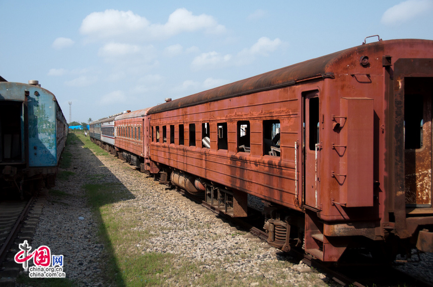 On the platform of the station, old trains are deserted on the tracks. The once-glorious Tazara is facing series of problems, including funding. [Maverick Chen / China.org.cn]