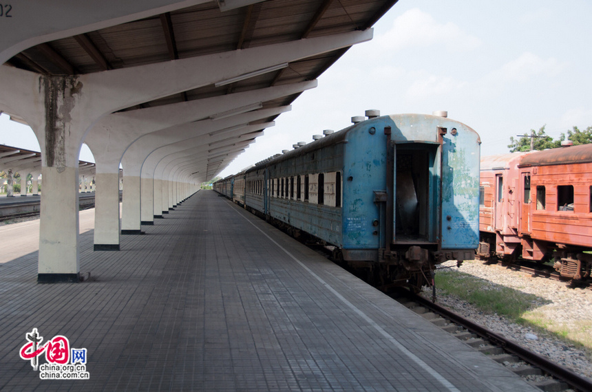 On the platform of the station, old trains are deserted on the tracks. The once-glorious Tazara is facing series of problems, including funding. [Maverick Chen / China.org.cn]