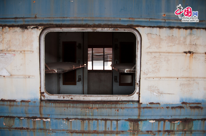 A close-up look of a sleeper train that has been deserted on the platform for many years. The train is supposed to receive renovation and be upgraded before being put into operation again, but when such upgrade will start is a question no one could answer. [Maverick Chen / China.org.cn]