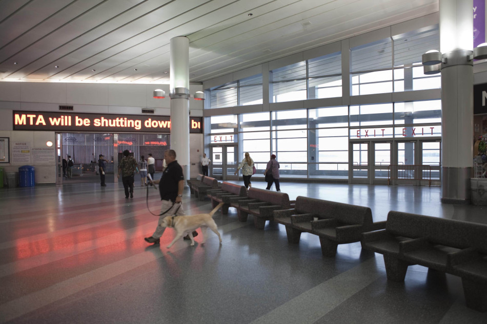 New York City shuts down its airports, subways and transit systems as Hurricane Irene charges up the US East Coast on Saturday. [Sina.com.cn]