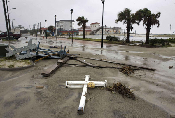 Debris and sand litters the road behind the town's main beach as the backside of Hurricane Irene comes ashore near Atlantic Beach, North Carolina, August 27, 2011. [Photo/Agencies] 