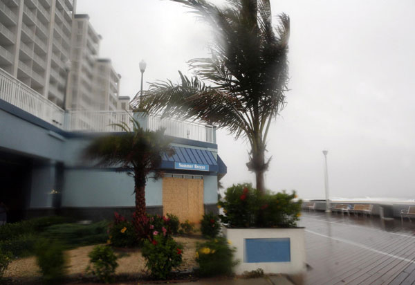 Trees are blown by the wind and rain from Hurricane Irene on the empty board walk in Ocean City, Maryland, August 27, 2011. [China Daily via Agencies]