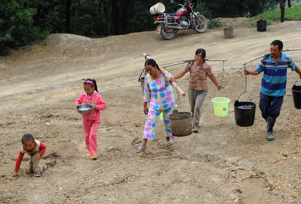 Villagers carry buckets of water home from several kms away due to sever drought in Daguan county of Zhaotong, Southwest China's Yunnan province, Aug 26, 2011. [Xinhua]