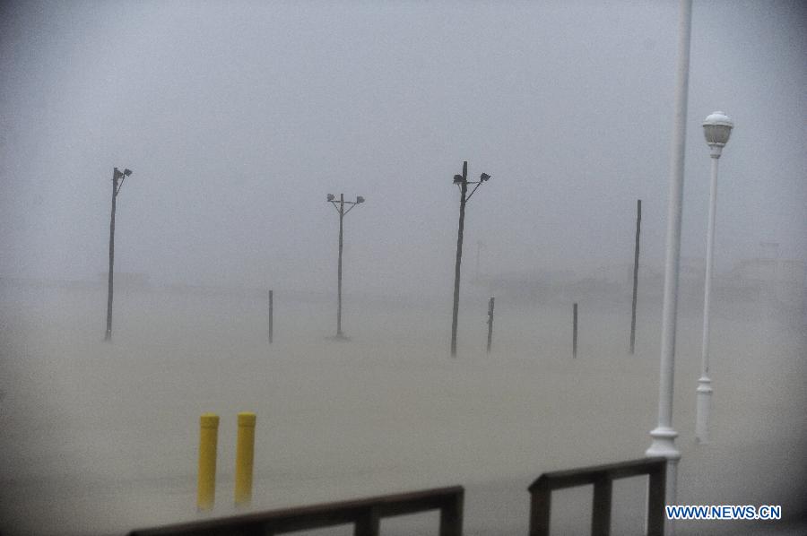 Photo taken on Aug. 27 shows rain and waves from Hurricane Irene pounds the beach in Ocean City, Maryland, the United States. The Hurricane Irene hits the Ocean City of Maryland on Saturday. [Zhang Jun/Xinhua]