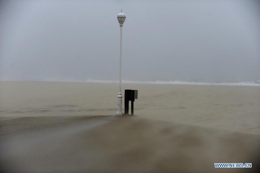 Photo taken on Aug. 27 shows tidal waves on the sea in Ocean City, Maryland, the United States. The Hurricane Irene hits the Ocean City of Maryland on Saturday. [Zhang Jun/Xinhua]