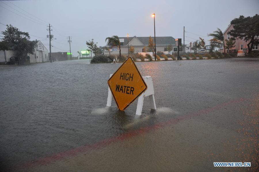 Photo taken on Aug. 27 shows a street flooded by water caused by Hurricane Irene in Ocean City, Maryland, the United States. The Hurricane Irene hits the Ocean City of Maryland on Saturday. [Zhang Jun/Xinhua]