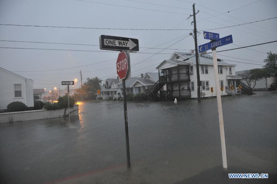 Photo taken on Aug. 27 shows the tidal waves caused by Hurricane Irene on a street in Ocean City, Maryland, the United States. The Hurricane Irene hits the Ocean City of Maryland on Saturday. [Zhang Jun/Xinhua]