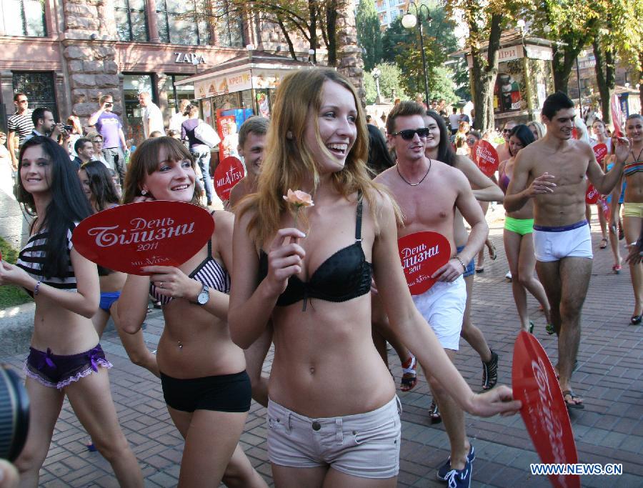 Underwear models parade on a street in Kiev, Ukraine, on Aug. 27, 2011. [Olga Tarnavskaya/Xinhua]