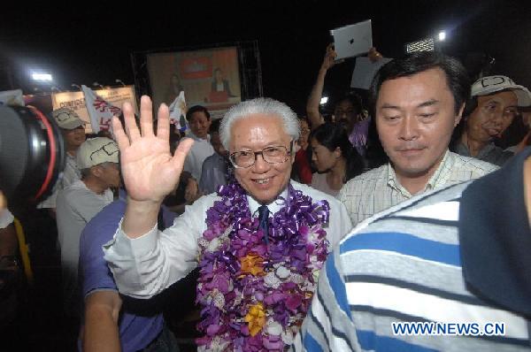 Singapore's former deputy prime minister Tony Tan waves to his supporters at the Toa Payoh Stadium after being voted as the President of Singapore on Aug. 28, 2011. Tan won 35.19 percent of the votes cast in Singapore in the polls on Saturday, in the race of four contestants. Tony Tan will be sworn in as president on Sept. 1 for a term of six years. [Xinhua]