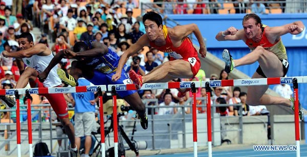 China's Liu Xiang(2nd, R) competes during the heat of men's 110m hurdles at the IAAF World Championships in Daegu, South Korea, Aug. 28, 2011. Liu advanced to the next round with 13.20 seconds. [Xinhua]