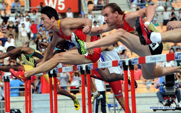 China's Liu Xiang(L) competes during the heat of men's 110m hurdles at the IAAF World Championships in Daegu, South Korea, Aug. 28, 2011. Liu advanced to the next round with 13.20 seconds. [Xinhua]