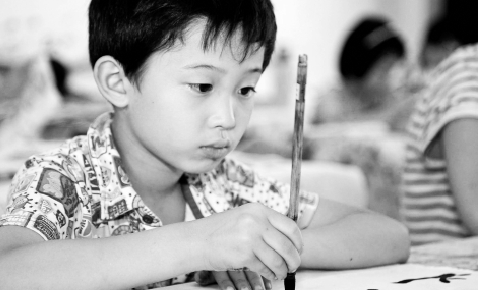 The Ministry of Education has ordered primary and secondary schools to increase calligraphy classes in an aim to combat widespread keyboard use that has cramped children's penmanship. [Xinhua]