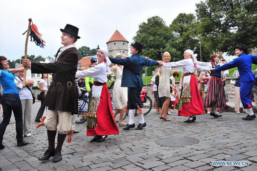 Estonian amateur folk dancers in folk costumes dance in front of the old city gate of Talinn, capital of Estonia, Aug. 28, 2011. About 7,000 amateur folk dancers took park in the eight-day-and-night 1,000-km marathon dance in Estonia that ended on Sunday. [Xinhua/Victor]