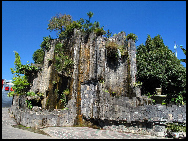Tengchong in Baoshan, Yunnan, is located on the border with Myanmar. It was once a communications hub of the Silk Road. As a cultural and historical city, it is now a trading post for emerald. Tenchong is also well known for its hot sea and cluster of about 70 volcanoes. The hot sea is actually a group geothermal springs. They are not only a marvelous scenic area but also good for health and have been used as a sanitarium. [莫厘峰客/bbs.fengniao]