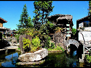Tengchong in Baoshan, Yunnan, is located on the border with Myanmar. It was once a communications hub of the Silk Road. As a cultural and historical city, it is now a trading post for emerald. Tenchong is also well known for its hot sea and cluster of about 70 volcanoes. The hot sea is actually a group geothermal springs. They are not only a marvelous scenic area but also good for health and have been used as a sanitarium. [莫厘峰客/bbs.fengniao]
