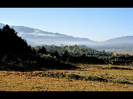 Tengchong in Baoshan, Yunnan, is located on the border with Myanmar. It was once a communications hub of the Silk Road. As a cultural and historical city, it is now a trading post for emerald. Tenchong is also well known for its hot sea and cluster of about 70 volcanoes. The hot sea is actually a group geothermal springs. They are not only a marvelous scenic area but also good for health and have been used as a sanitarium. [莫厘峰客/bbs.fengniao]