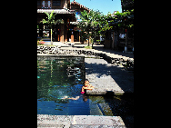 Tengchong in Baoshan, Yunnan, is located on the border with Myanmar. It was once a communications hub of the Silk Road. As a cultural and historical city, it is now a trading post for emerald. Tenchong is also well known for its hot sea and cluster of about 70 volcanoes. The hot sea is actually a group geothermal springs. They are not only a marvelous scenic area but also good for health and have been used as a sanitarium. [莫厘峰客/bbs.fengniao]