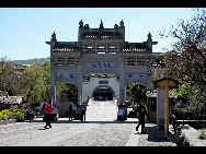 Tengchong in Baoshan, Yunnan, is located on the border with Myanmar. It was once a communications hub of the Silk Road. As a cultural and historical city, it is now a trading post for emerald. Tenchong is also well known for its hot sea and cluster of about 70 volcanoes. The hot sea is actually a group geothermal springs. They are not only a marvelous scenic area but also good for health and have been used as a sanitarium. [莫厘峰客/bbs.fengniao]
