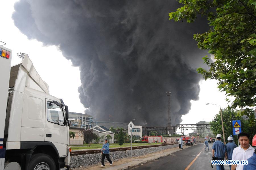 CHINA-LIAONING-DALIAN-OIL TANK-FIRE (CN)