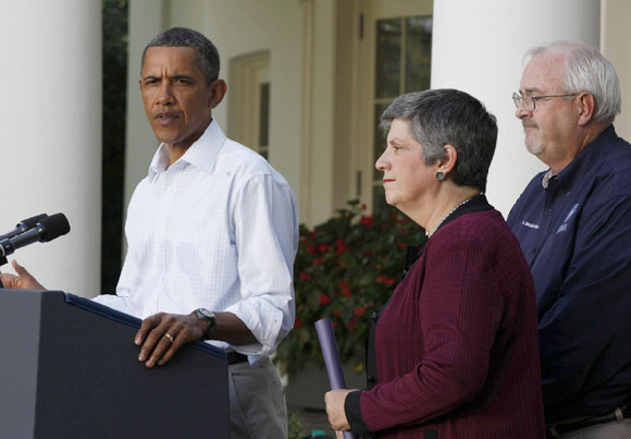 US President Barack Obama speaks about damage done by Hurricane Irene next to Homeland Security Secretary Janet Napolitano (C) and Federal Emergency Management Agency Administrator Craig Fugate (R) in the Rose Garden of the White House in Washington, August 28, 2011. [China Daily] 