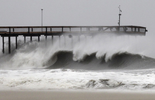 Waves break along the pier which was damaged during Hurricane Irene, in Ocean City, Maryland August 28, 2011. [China Daily] 