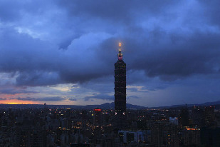 Taipei is shrouded by dark clouds on Aug 28, 2011. Typhoon Nanmadol was located 70 km southeast of the southernmost tip of Taiwan at 6 pm Sunday and was moving north at a speed of 12 to 8 km per hour. [Xinhua] 