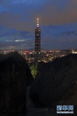 Taipei is shrouded by dark clouds on Aug 28, 2011. Typhoon Nanmadol was located 70 km southeast of the southernmost tip of Taiwan at 6 pm Sunday and was moving north at a speed of 12 to 8 km per hour. [Xinhua] 