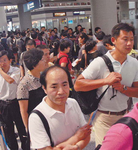 Passengers stand in line for security checks at Terminal 3, Beijing Capital International Airport, on Sunday afternoon. [Photo/ China Daily] 