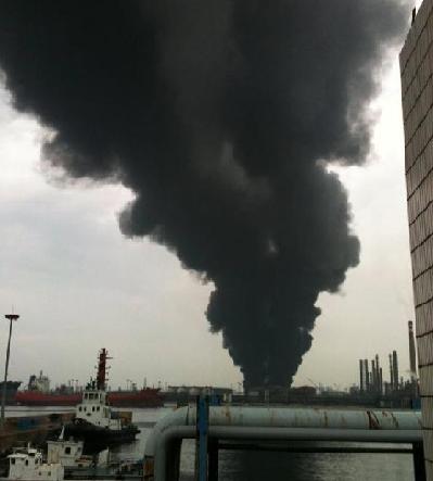 Oil tank catches fire in northeast China