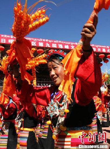 Nearly 3000 artists from 18 Tibetan counties and cities opened the festival with a lavish performance. [Chinanews.com] 