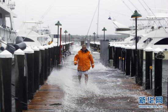 Hurricane Irene has been downgraded to a tropical storm, and has moved from New York into New England, bringing strong winds and heavy rain to much of Connecticut. [Xinhua] 