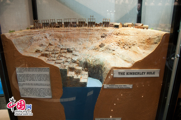 Miniature of the Kimberley Hole, one of the first diamond mine in South Africa. [Maverick Chen / China.org.cn]