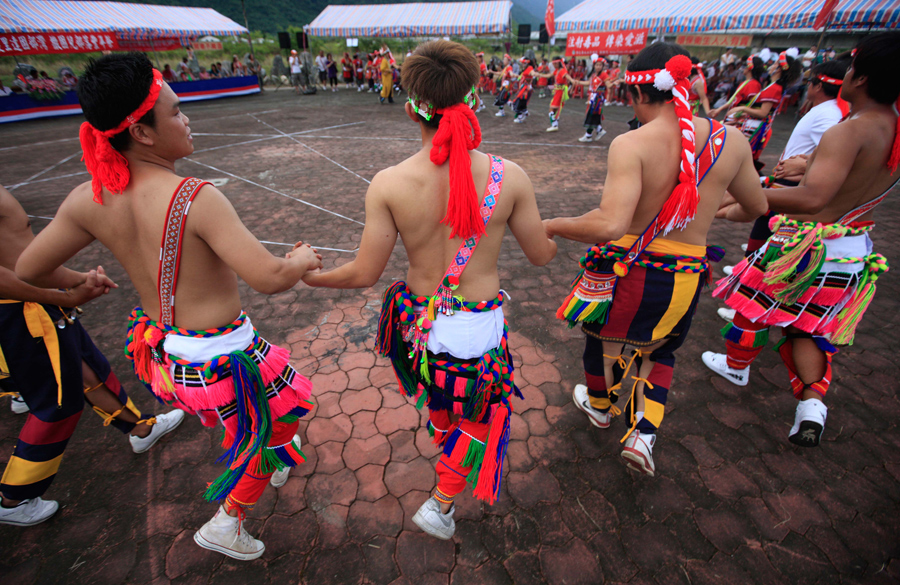 The Sakizaya people celebrate the annual Bumper Harvest Festival (Feng Nian Ji), the equivalent of Chinese Spring Festival, with singing and dancing in Hualian County, Taiwan, on Saturday, Aug. 27, 2011. During the seventh and eighth months of the lunar year, Sakizaya tribes pray to ancestors for a good harvest. [Xinhua Photo]