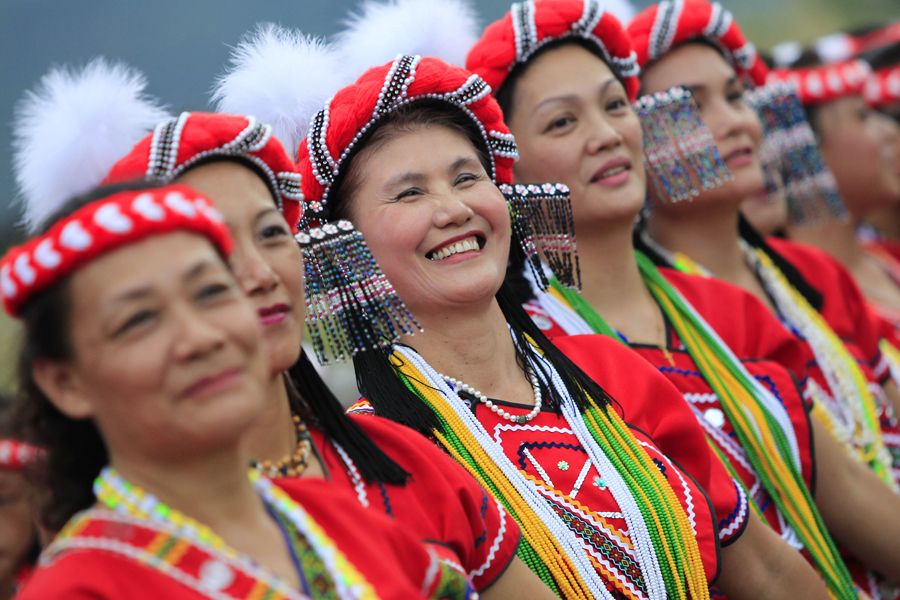 The Sakizaya people celebrate the annual Bumper Harvest Festival (Feng Nian Ji), the equivalent of Chinese Spring Festival, with singing and dancing in Hualian County, Taiwan, on Saturday, Aug. 27, 2011. During the seventh and eighth months of the lunar year, Sakizaya tribes pray to ancestors for a good harvest. [Xinhua Photo]