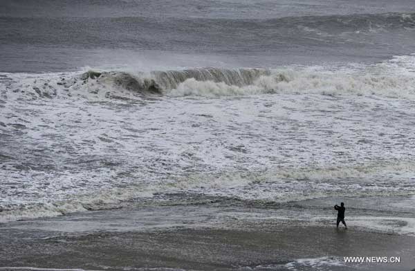 A resident takes photo after the storm in Ocean City, the United States, Aug. 28, 2011. [Zhang Jun/Xinhua] 