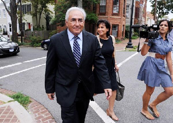 Former International Monetary Fund (IMF) Managing Director Dominique Strauss-Kahn and his wife Anne Sinclair arrived at home after visiting the IMF headquarters, where he reportedly said goodbye to staff, in Washington, DC August 29, 2011. [Xinhua]