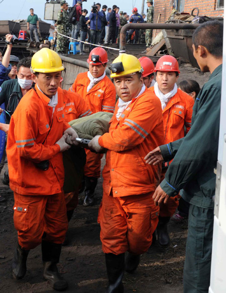 Rescuers move a trapped miner out of a flooded mine in Boli county in Northeast China's Heilongjiang province on the morning of Tuesday. [Photo/Xinhua]
