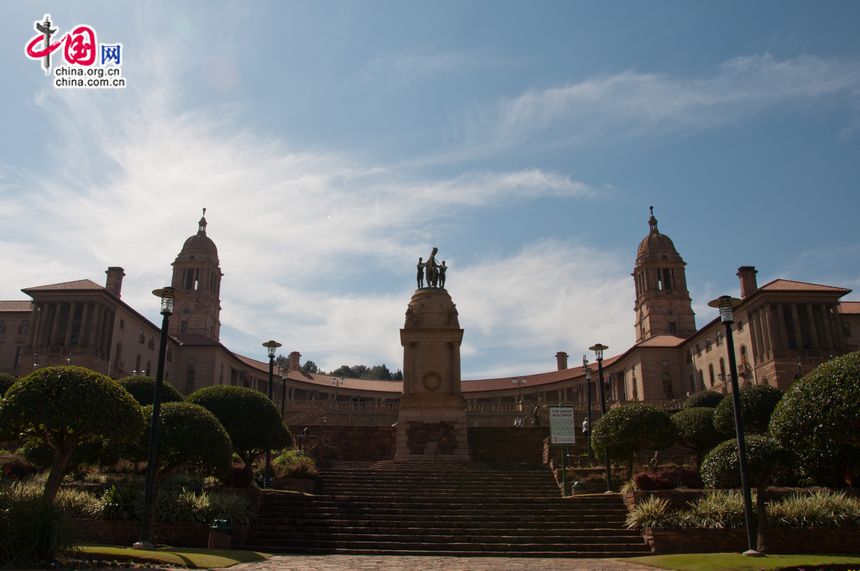 The Union Buildings form the official seat of the South African government and house the offices of the President of South Africa. The imposing buildings are located in Pretoria, atop Meintjieskop at the Northern end of Arcadia, close to historic Church Square and the Voortrekker Monument. [Maverick Chen / China.org.cn]