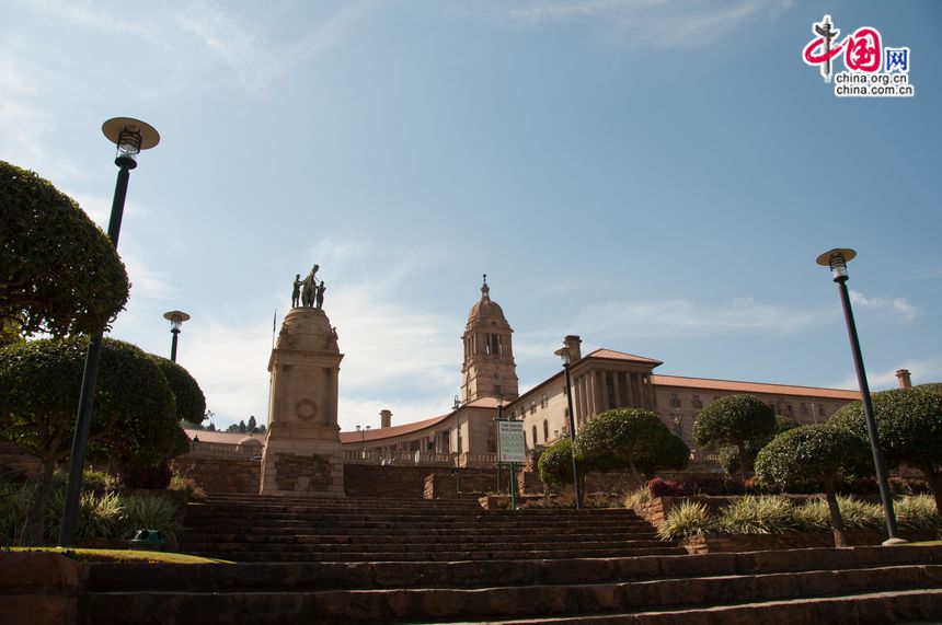 The Union Buildings form the official seat of the South African government and house the offices of the President of South Africa. The imposing buildings are located in Pretoria, atop Meintjieskop at the Northern end of Arcadia, close to historic Church Square and the Voortrekker Monument. [Maverick Chen / China.org.cn]