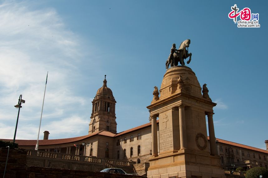 The Union Buildings form the official seat of the South African government and house the offices of the President of South Africa. The imposing buildings are located in Pretoria, atop Meintjieskop at the Northern end of Arcadia, close to historic Church Square and the Voortrekker Monument. [Maverick Chen / China.org.cn]