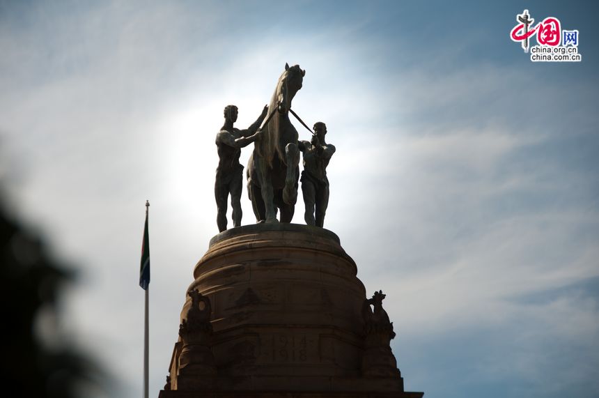 Statues before the Union Building, the offcial premises of South African government and South African president. [Maverick Chen / China.org.cn]