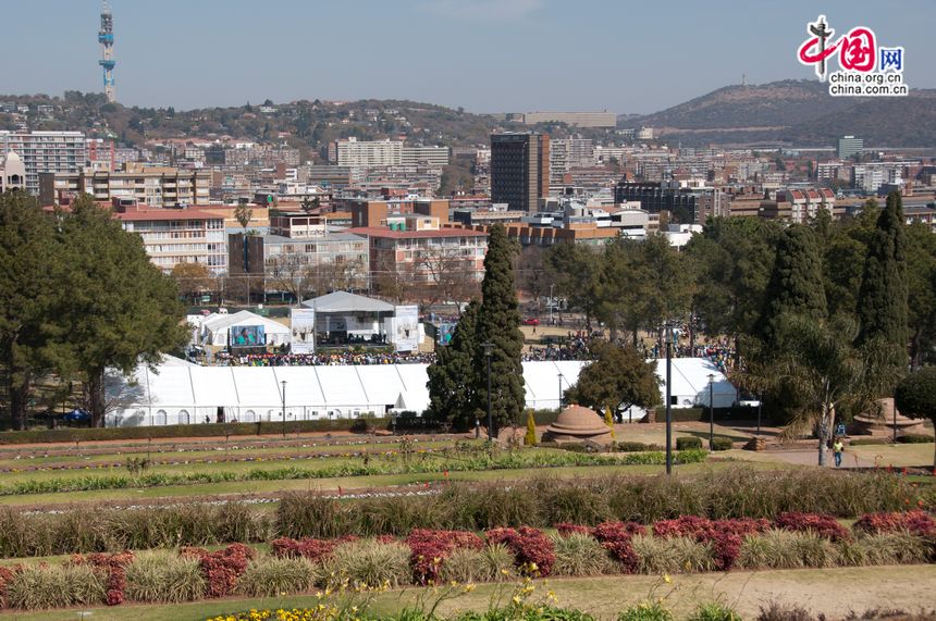 People gather on the square that faces the Union Buildings on the National Women&apos;s Day (Aug.9) which commemorates the national march of women on this day in 1956 to petition against legislation that required African persons to carry the &apos;pass&apos;, special identification documents which curtailed an African&apos;s freedom of movement during the apartheid era. [Maverick Chen / China.org.cn]